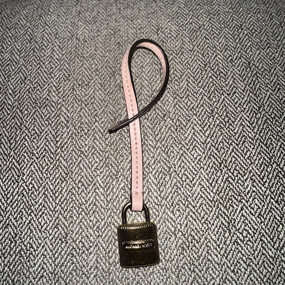MICHAEL KORS LEATHER STRAP GOLD TONE METAL LOCK FOB BAG CHARM KEYCHAIN HANG TAG